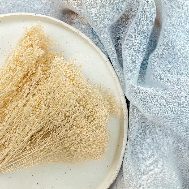 Bielone kwiaty w aranżacjach ślubnych i komunijnych - subtelność, która nie wychodzi z mody