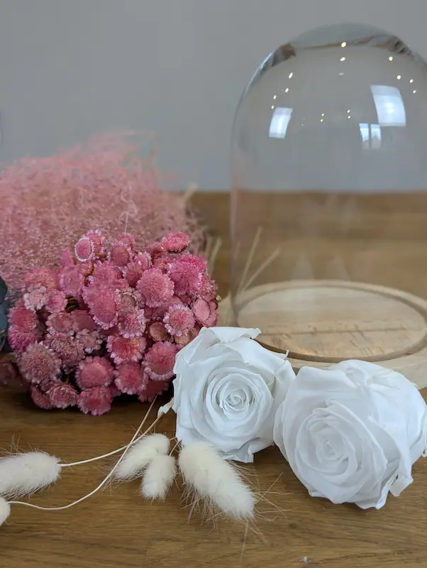 Róża pod szklaną kopułą - pomysł na prezent DIY