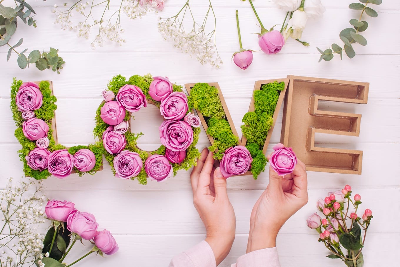 mchu dekoracyjnego w aranżacji stołu weselnego